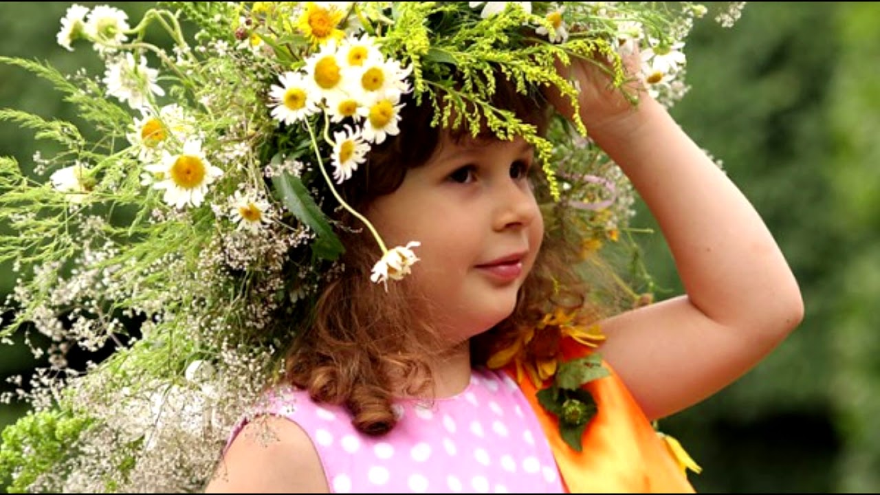 2 июня детям. Ребенок в венке. Девушка в венке из полевых цветов. Девочка с венком из ромашек. Венок из одуванчиков и ромашек.