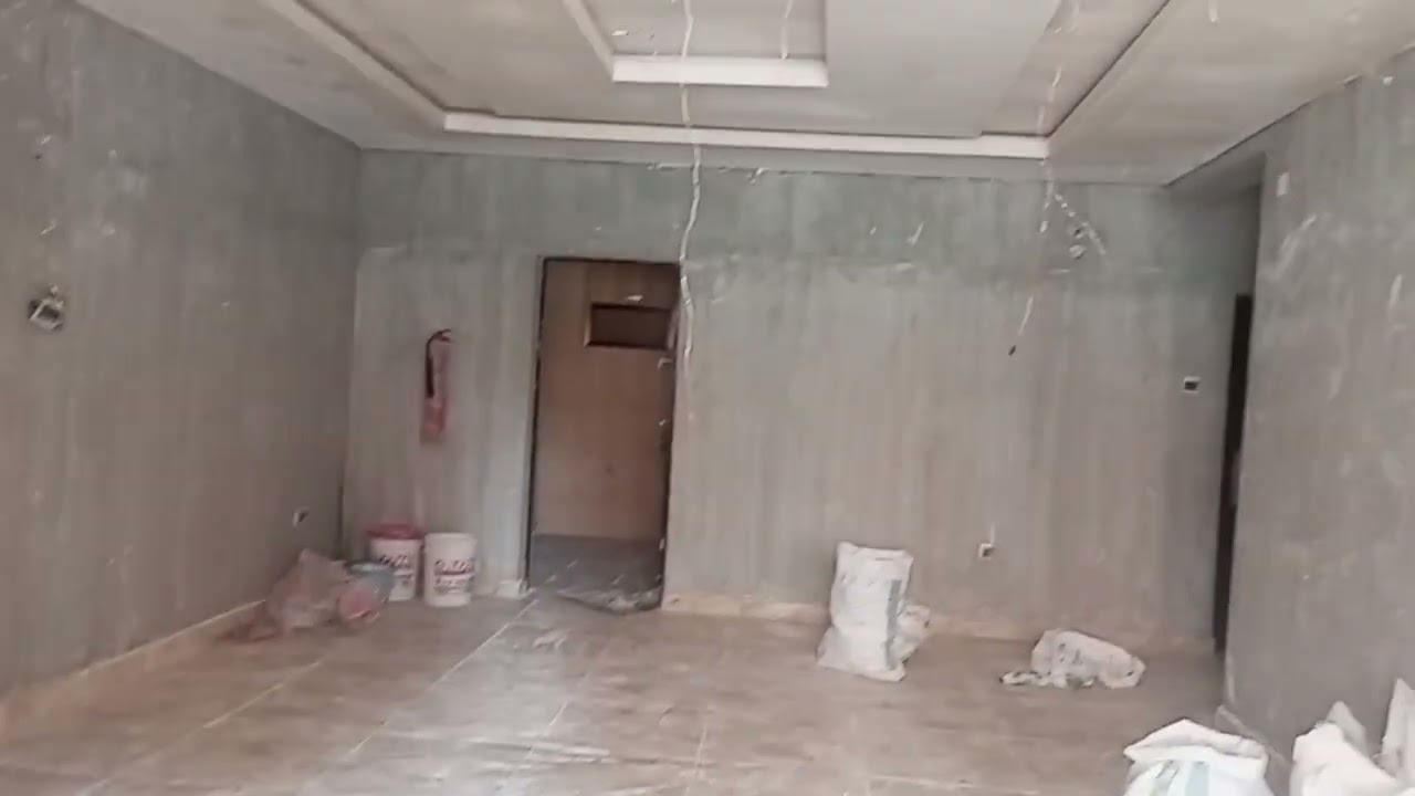 Pop ceiling design with wall screeding | The used of black cement and glova pop paint