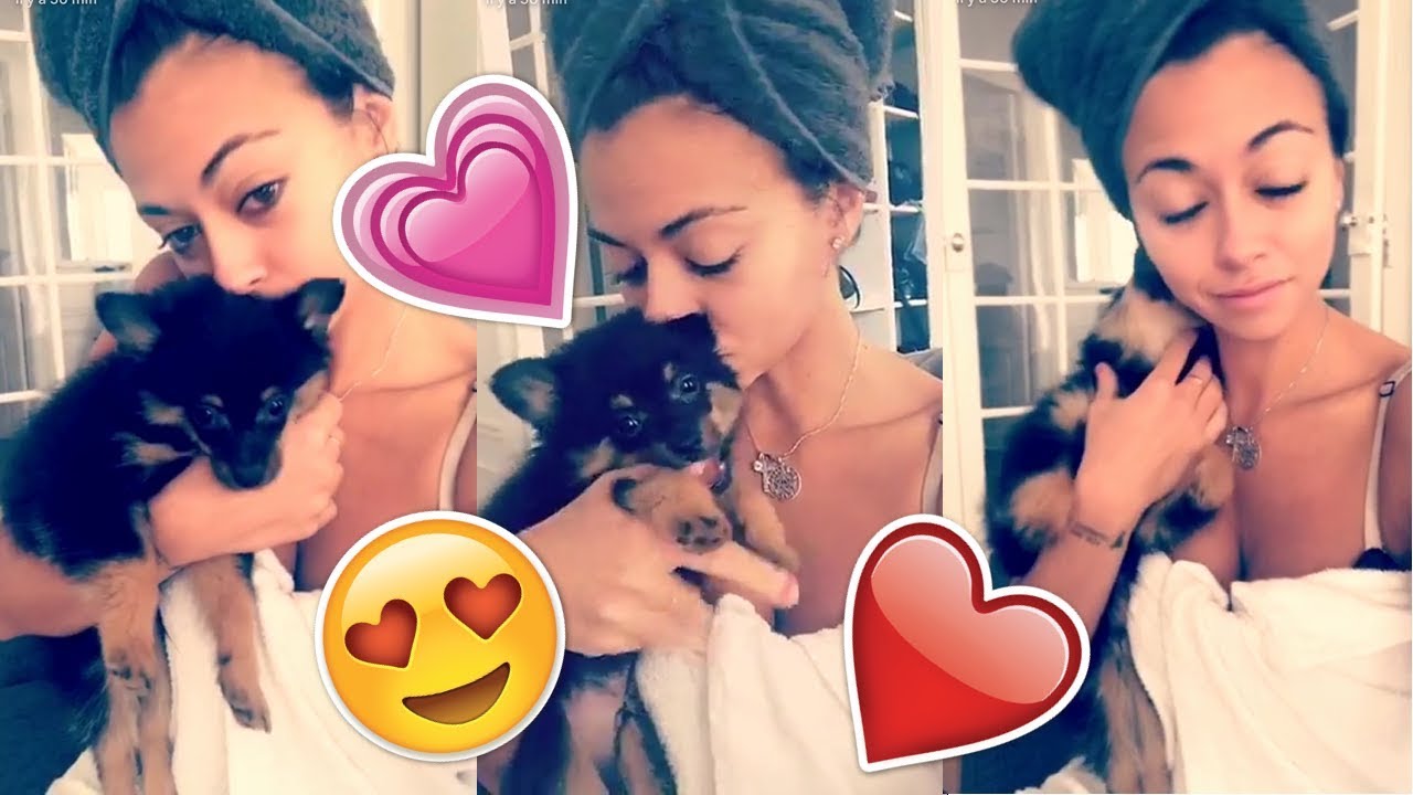 JESSY ERRERO ET VALENTIN LEONARD HEUREUX AVEC LEUR PETIT CHIEN SNOW