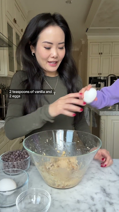 How to make THE BEST chocolate chip cookies