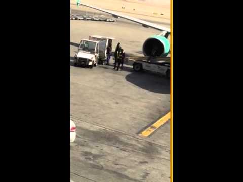 عمالة الشنط في مطارالملك خالد الدولي في الرياض رمي الشنط