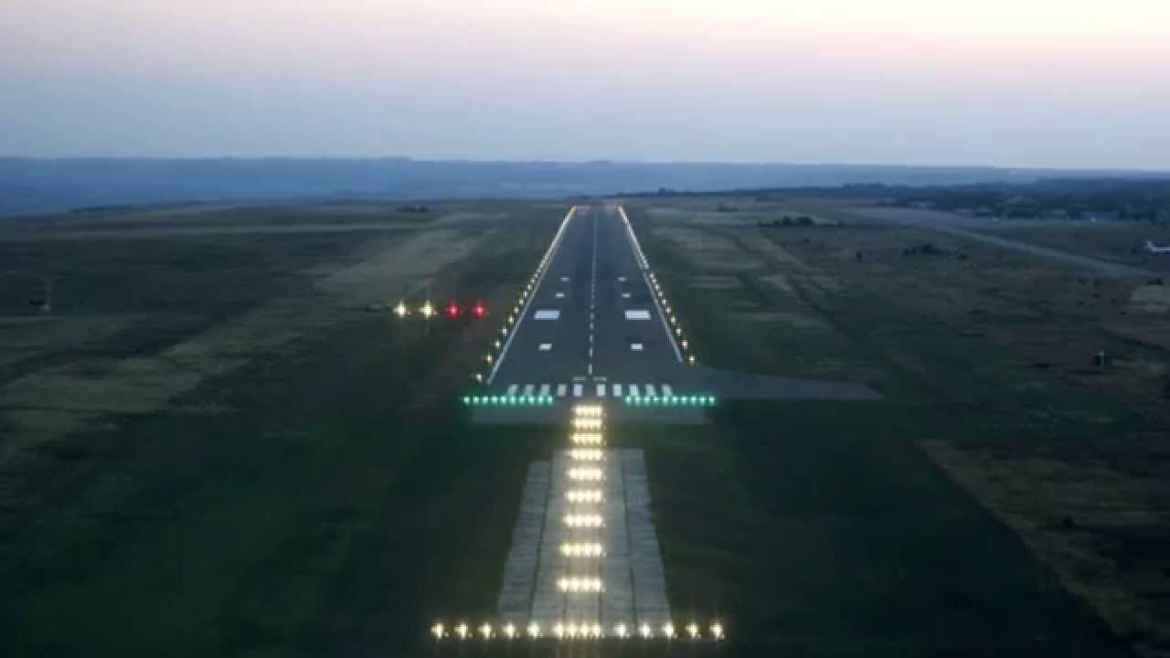 подход аэродром. аэродром малой авиации. воздушный мост. фонари взлетно-посадочной полосы. светосигнальное оборудование аэродромов оми.