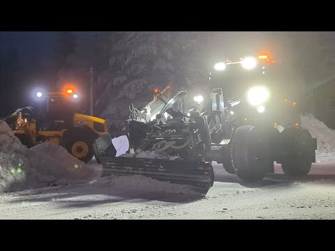 Ljungby L13 ripping packed snow/ice with Drivex Ice Ripping Blade, assisted by a CAT 930K | JCB 413