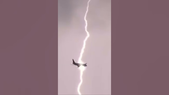 Zwei Flugzeuge die vom Blitz getroffen wurden🌩