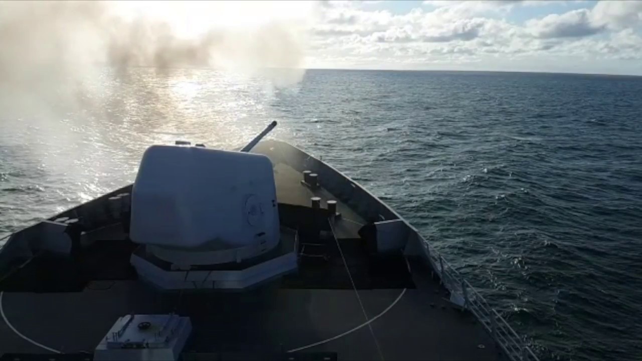 Deense F-16's vliegen voorbij Zr.Ms. Evertsen | Koninklijke Marine