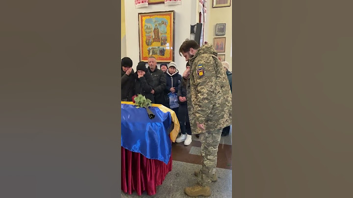 Військовий прощається із своїм командиром