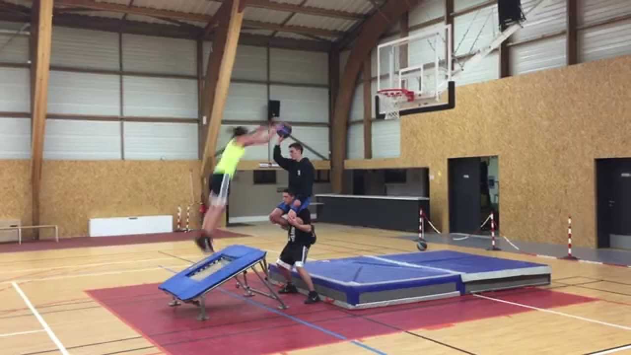 Barjots Dunkers World Record front flip woman two people Basket Acrobatique