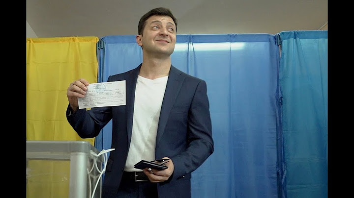 Під час голосування Зеленський показав всім свій бюлетень