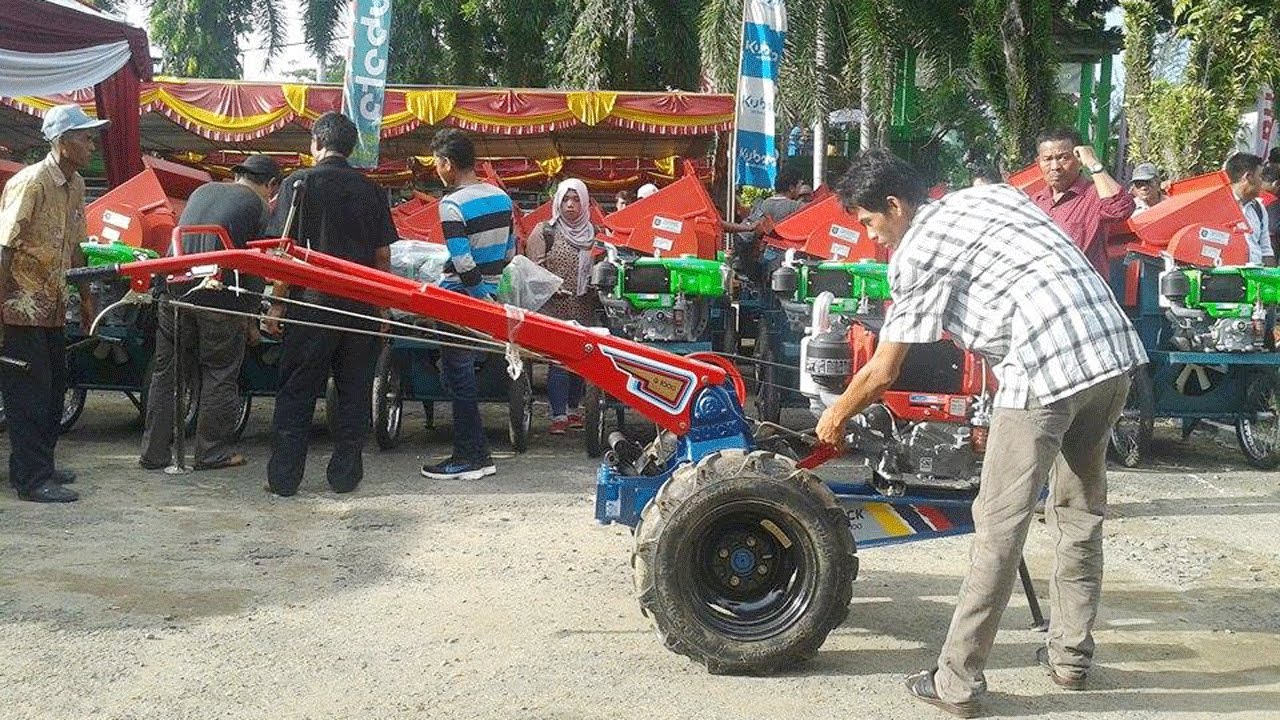 Bantu Petani  Dinas Pertanian Provinsi Serahkan Ratusan 