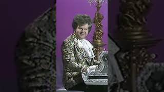 Liberace Benny Hill Clics