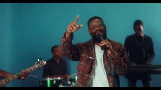 Video thumbnail of "Emmanuel Amos - Tu es digne"