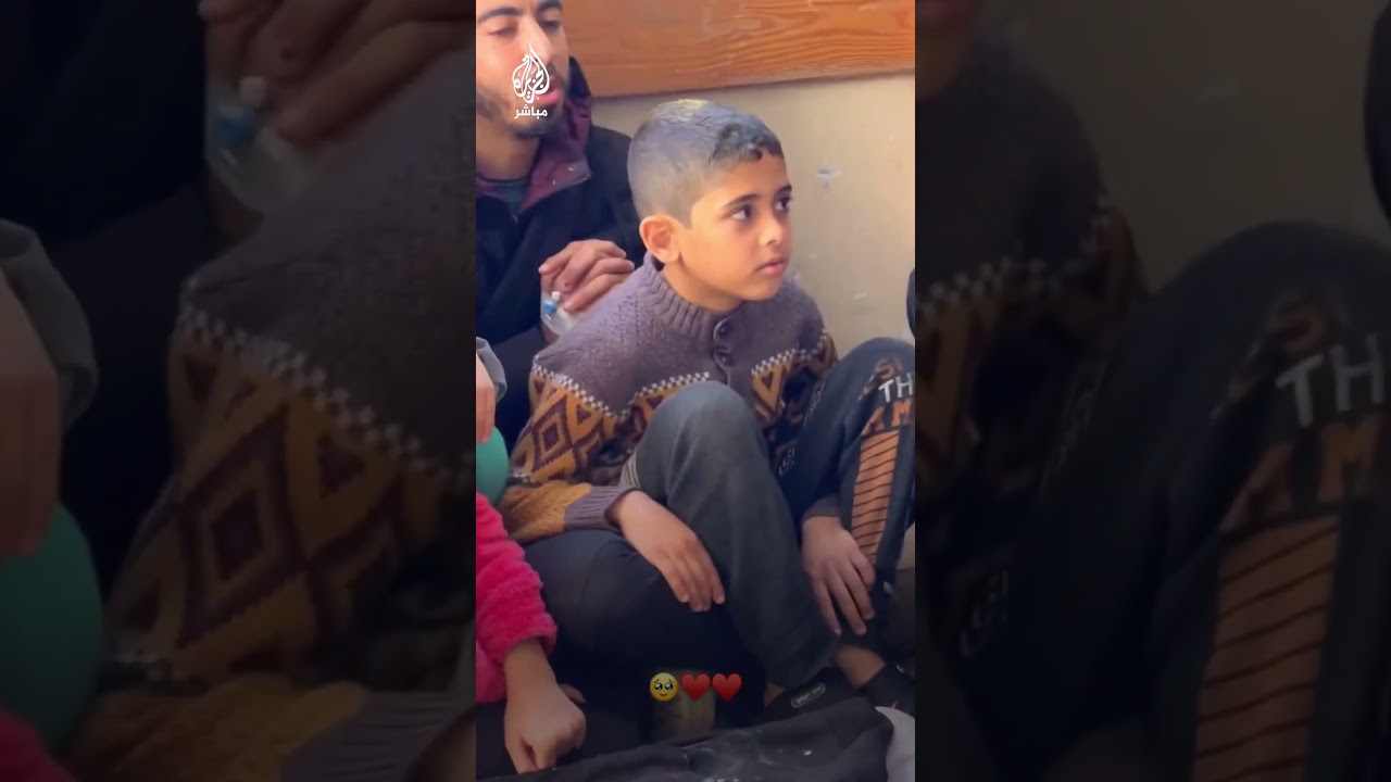 ‎أطفال فلسطينيون ينشدون "موطني" أثناء تجهيز عجين للخبز في أحد بيوت غزة