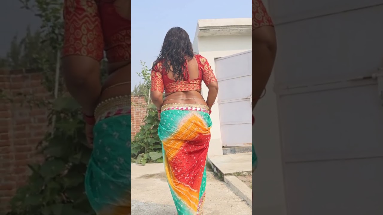 Glam Look with Stylish Navel Show