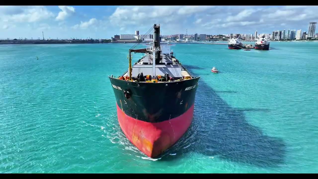 Navio Marcos Dias saindo do Porto do Mucuripe, em Fortaleza CE