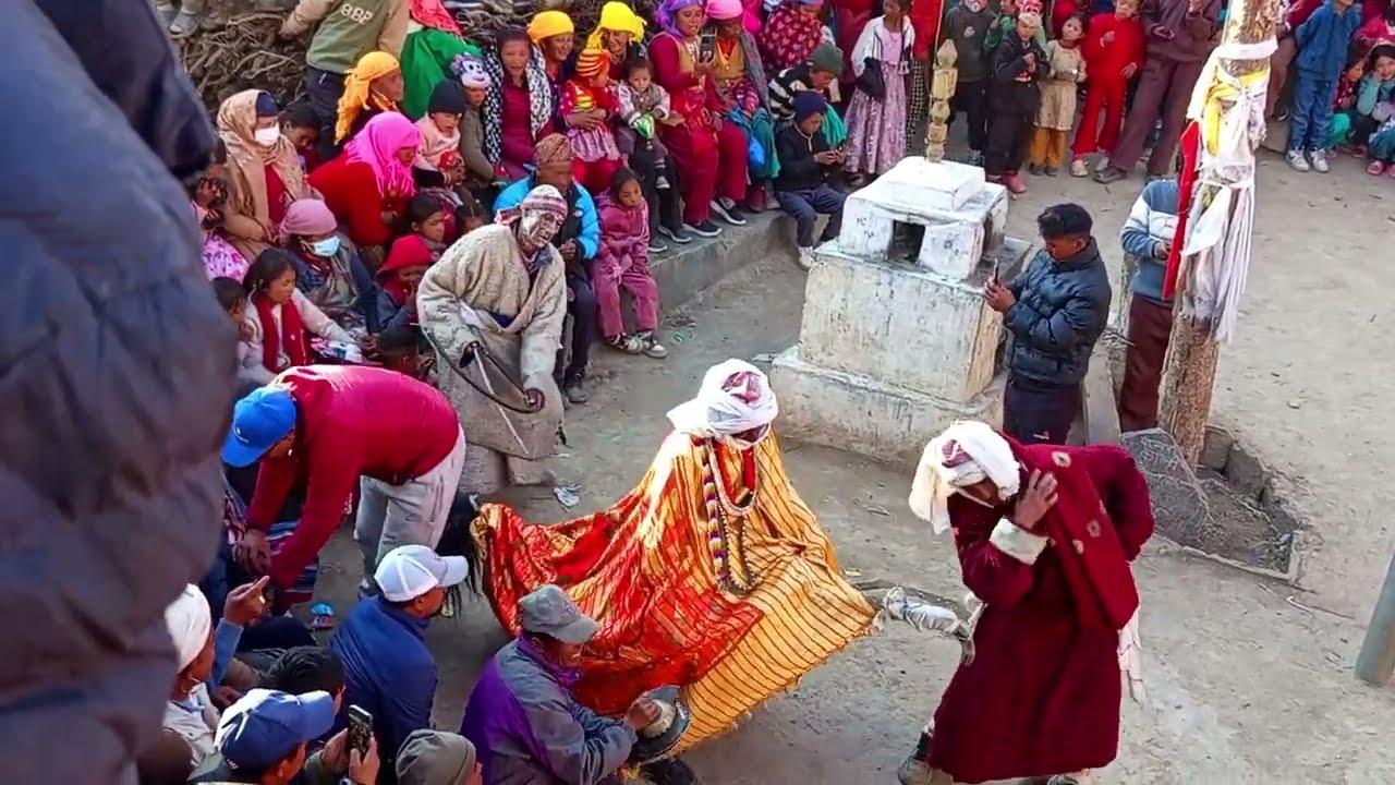 चैतल मा घोडो खेल यसरी खेल्छन्।