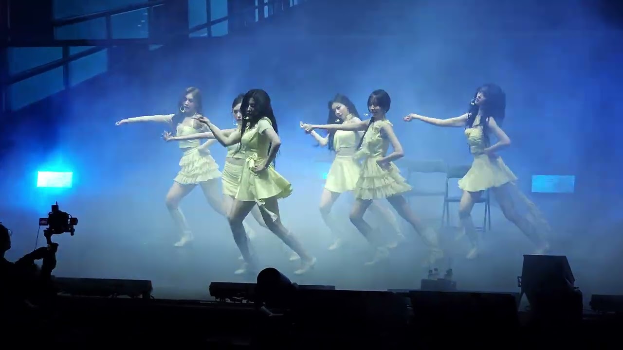 tripleS Moon - White Soul Sneakers (20260228 tripleS Concert ＜My Secret New Zone＞ in TAIPEI)