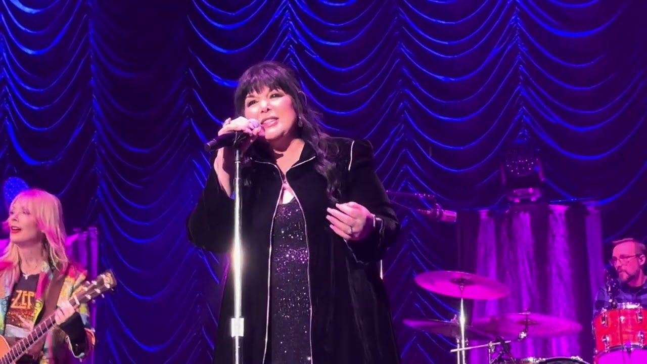 Heart's Ann and Nancy Wilson reunite onstage for first time in years at  Santa Rosa concert