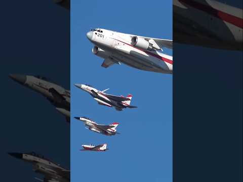 日本の自衛隊機、実にめでたい紅白編隊！操縦技術も凄い！ XC-2、F-15、XF-2、T-7 すべて紅白で揃えた岐阜基地航空祭2024、しかも大型輸送機にジェット戦闘機、プロペラ練習機が編隊を組む！