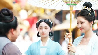 灰姑娘路過街邊好心幫婆婆賣水果，誰料竟被路過的王爺看上，把她寵上天