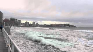 San Lorenzo Gijón,Asturias marea viva 27-3-2016.