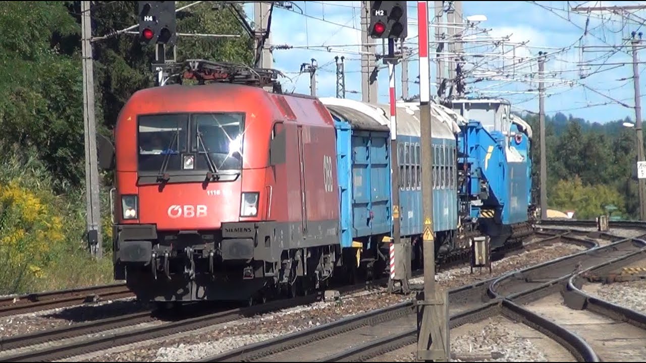 Transformatortransport und Railjets auf dem Ausweichgleis in Seekirchen am Wallersee