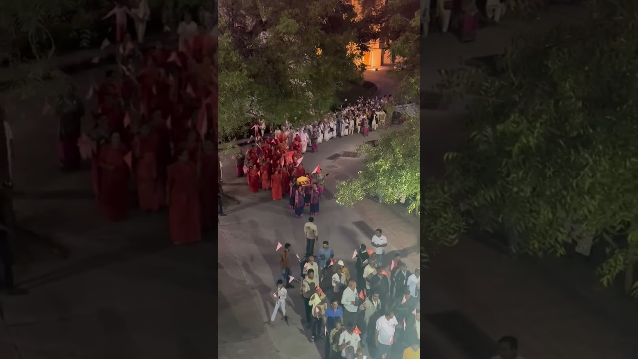 Sadhus, Sadhvis & Satsangis engaged in Shri Ram Ghosh during the Yatra of Shri Ram @ Haridham
