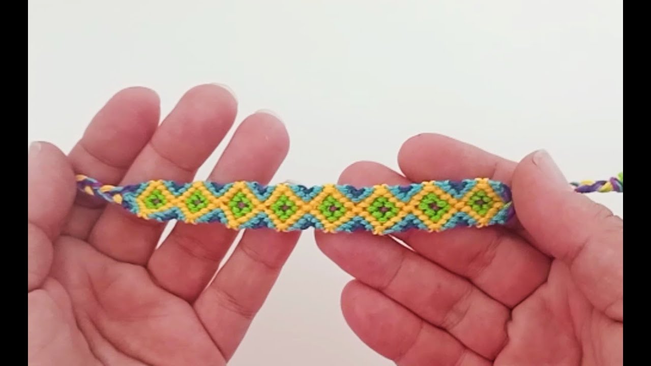 PULSERA diseño ROMBO MULTICOLOR de hilo con dos nudos.