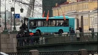 Что сейчас происходит на набережной Мойки, где автобус упал в воду🚌