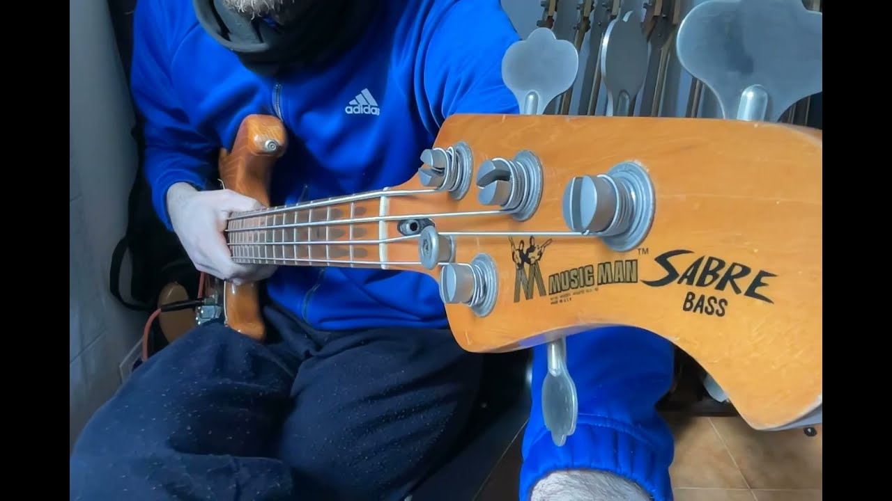 MUSIC MAN SABRE BASS - 1979 - YouTube