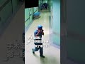 10月龄宝宝气管卡入异物几乎窒息，医生们接力狂奔抢救，宝宝平安获救。要为医生们点个大大的赞！#熱門 #中国
