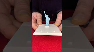 4-D Surprise Statue Of Liberty Appears