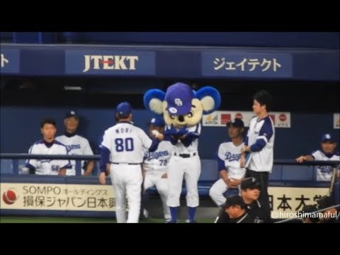 2017.09.24 中日ドラゴンズ 森監督にメンバー表を食わされるドアラさん