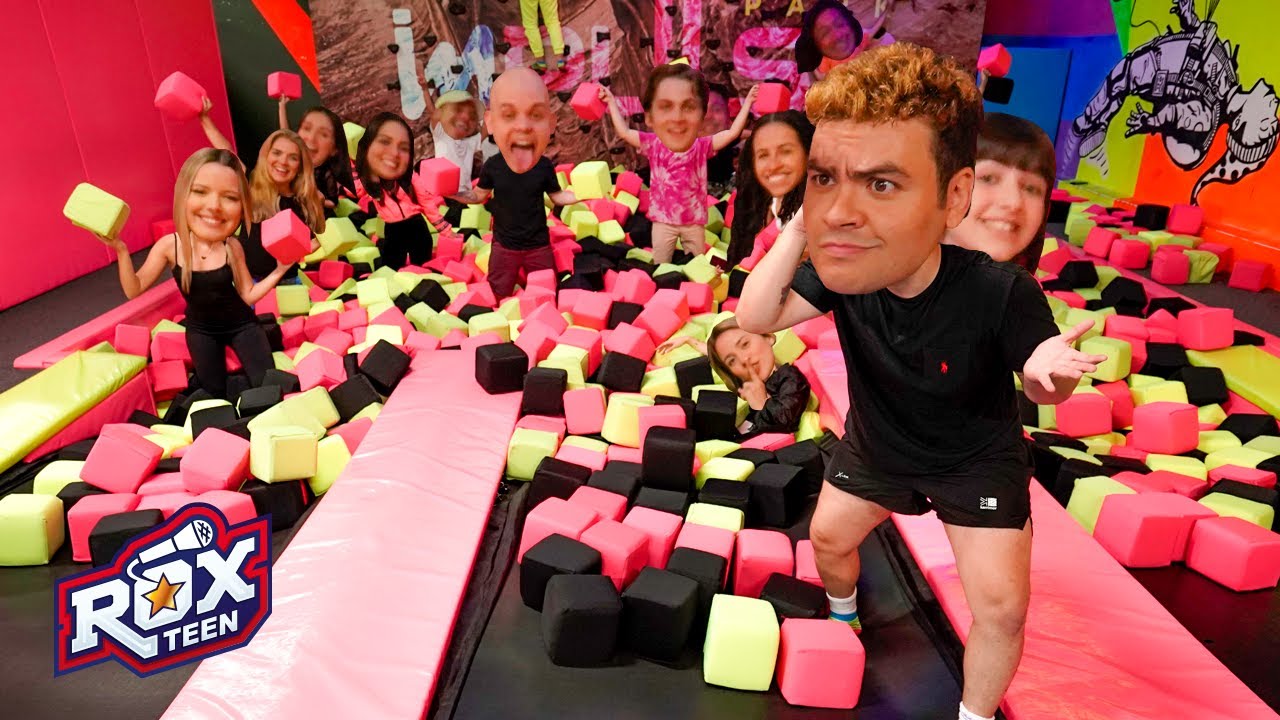 BRINCAMOS DE PIQUE ESCONDE NO PARQUE DE CAMA ELÁSTICA