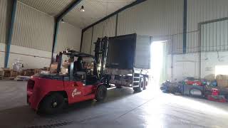 Timelapse video of offloading 20feet container