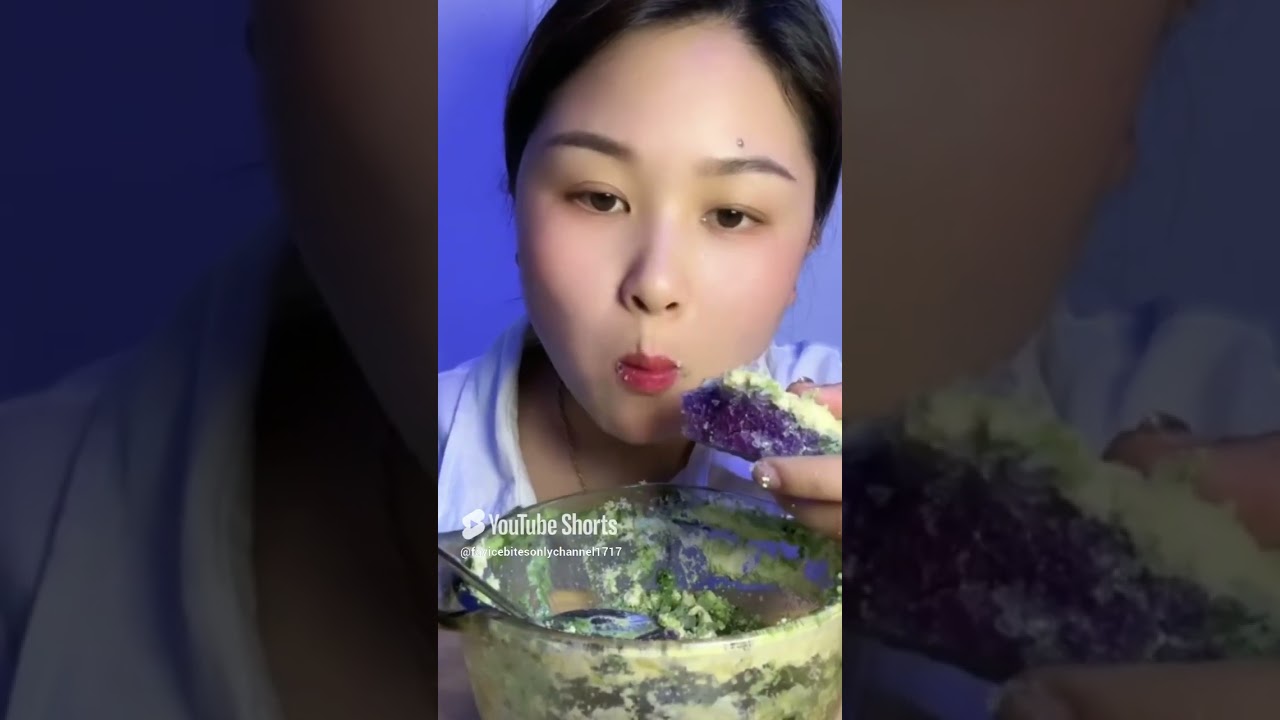 RY991128 - Wolfberry shaved ice w/ soy milk powder & matcha powder