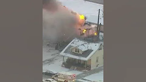 Huge flames tear through south suburban home's roof - DayDayNews