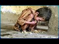 Criança Come Migalhas do Chão por Causa da Fome!