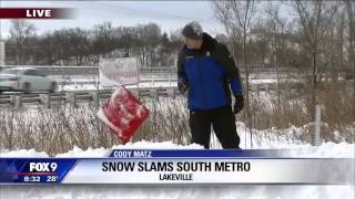 Meteorologist uncovers 'no trespassing' sign during live shot