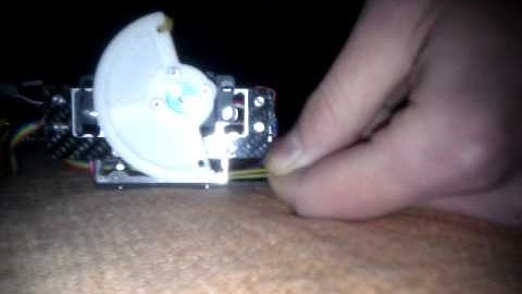 Servomotor controlled with force feedback