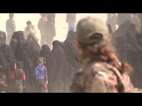 Video: IŞİD'den kaçan Yezidi kadın kendisine zorla giydirilen çarşafı yaktı