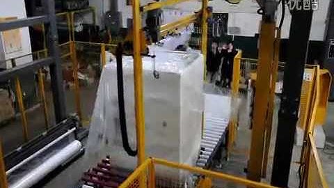 Automatic pallet wrapping machine with top sheet covering device