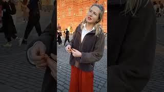 Una rusa muestra La Plaza Roja de Moscú!