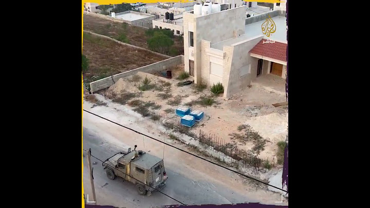 فلسطينيون يمطرون آليات الاحتلال بالحجارة..