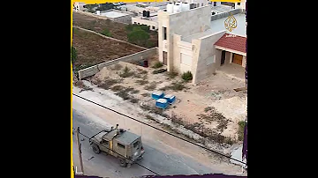 فلسطينيون يمطرون آليات الاحتلال بالحجارة 