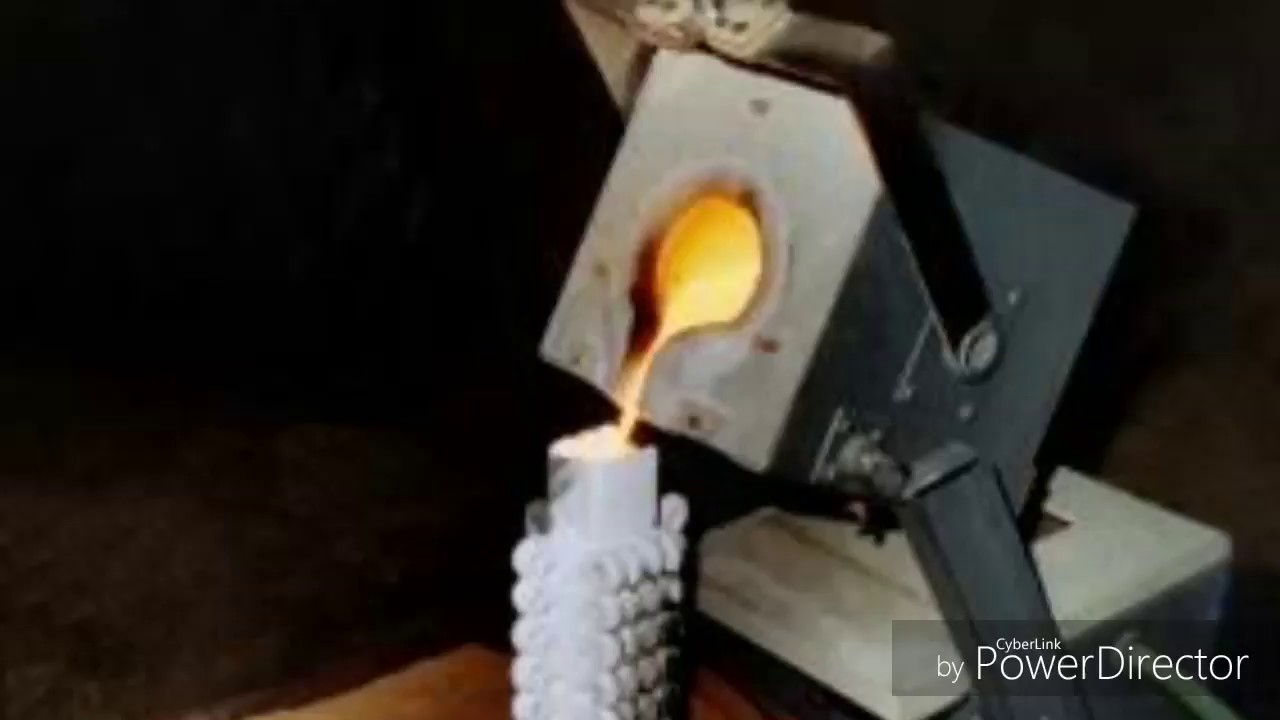 Электрическая печь для плавки металла потребляет