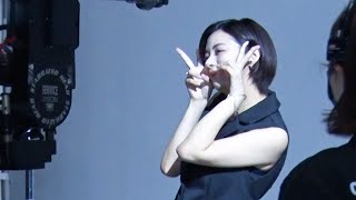 池田エライザ、斎藤工と“遠隔共演”　撮影中にはお茶目なポーズも！　IG証券新CM「投資に、世界のチカラを。」篇