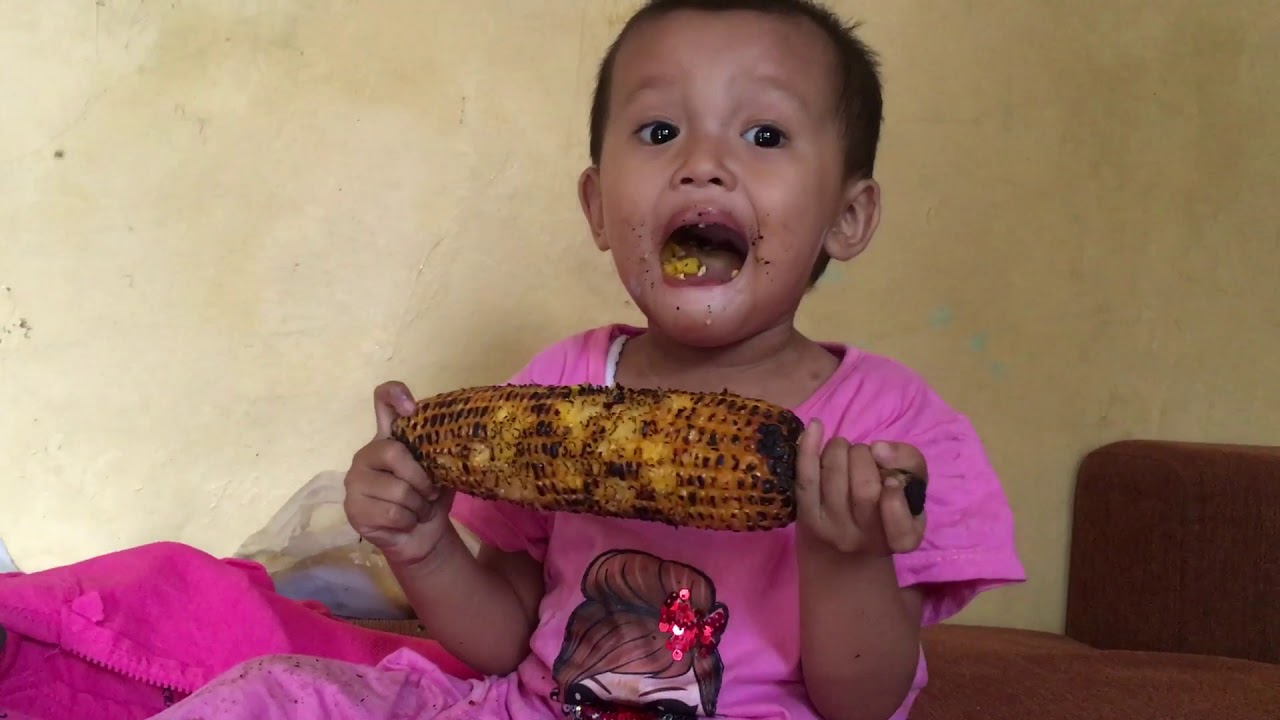 Balita Lucu Makan Jagung Bakar