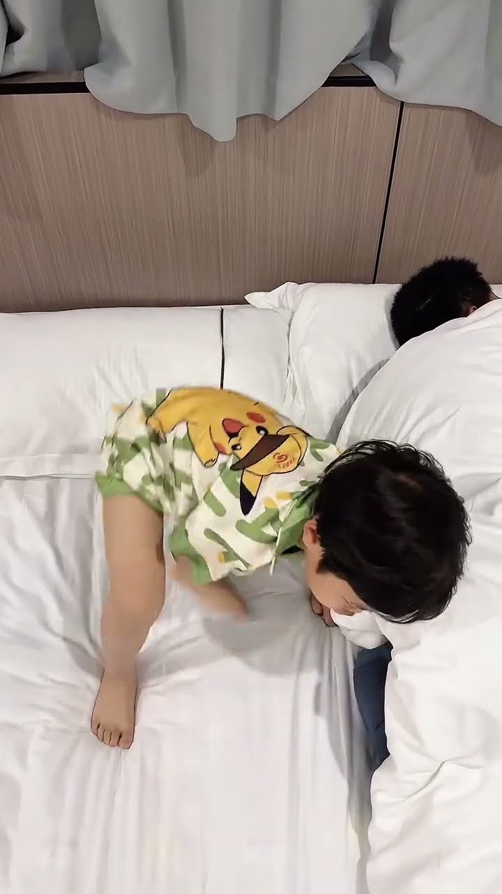 爸爸带娃也太不靠谱了，难怪儿子会生气！#funny#Cute#呆萌小米宝