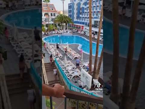Війни туристів за шезлонги: змагання відпочиваючих, щоб зарезервувати шезлонги у готелі в Іспанії