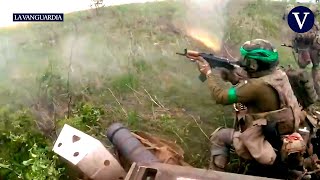 Soldados de la Brigada de Asalto Azov graban un asalto a posiciones rusas en Bajmut